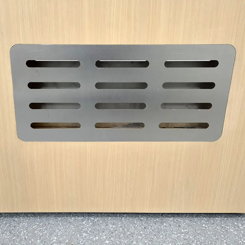 Puerta corrediza de acero tipo granero con paneles con rejilla