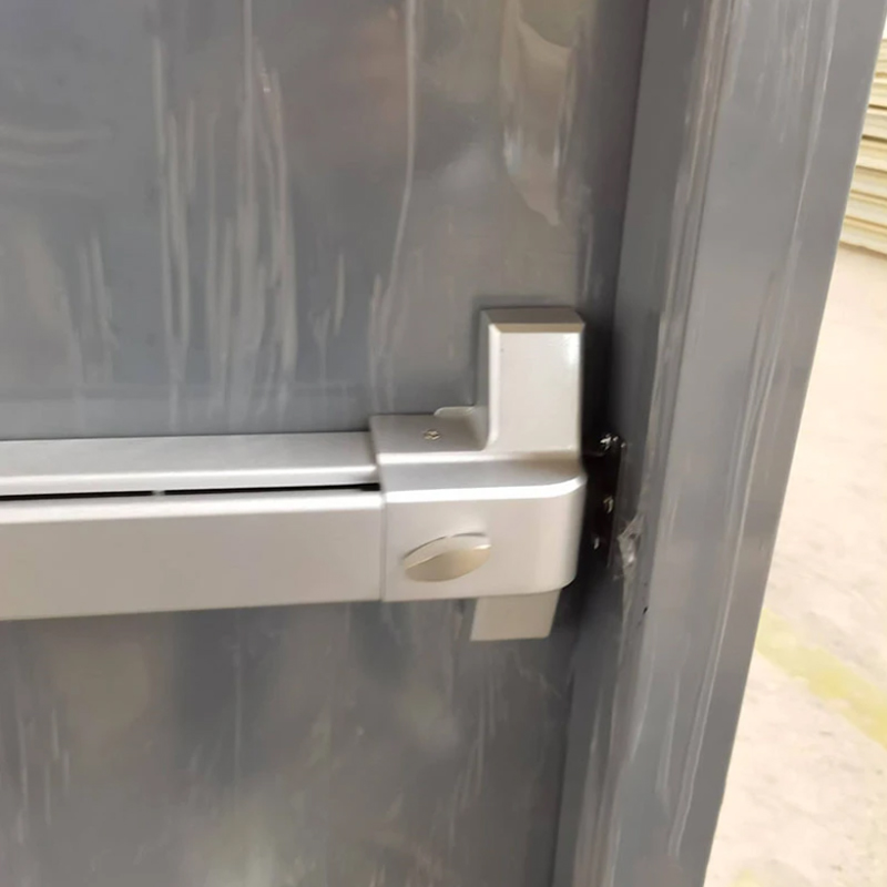 Puerta de acero de salida de emergencia con herrajes antipánico