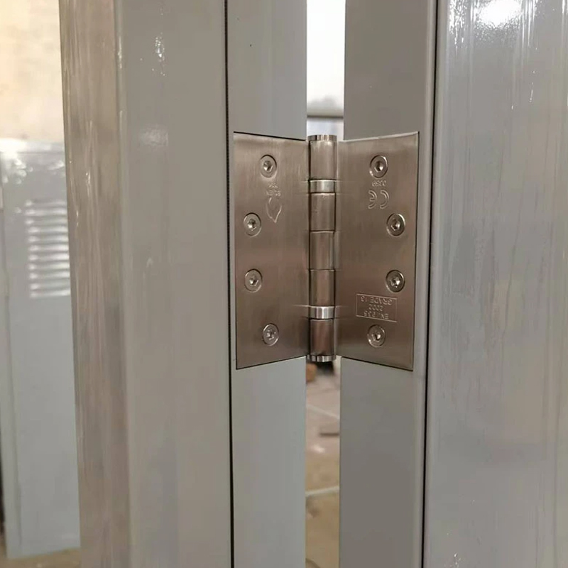 Puerta de salida de emergencia con rejilla inferior Puerta de salida de emergencia con rejilla inferior
